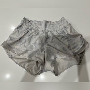 White patterned lululemon hotty hot shorts length 2.5 size 2